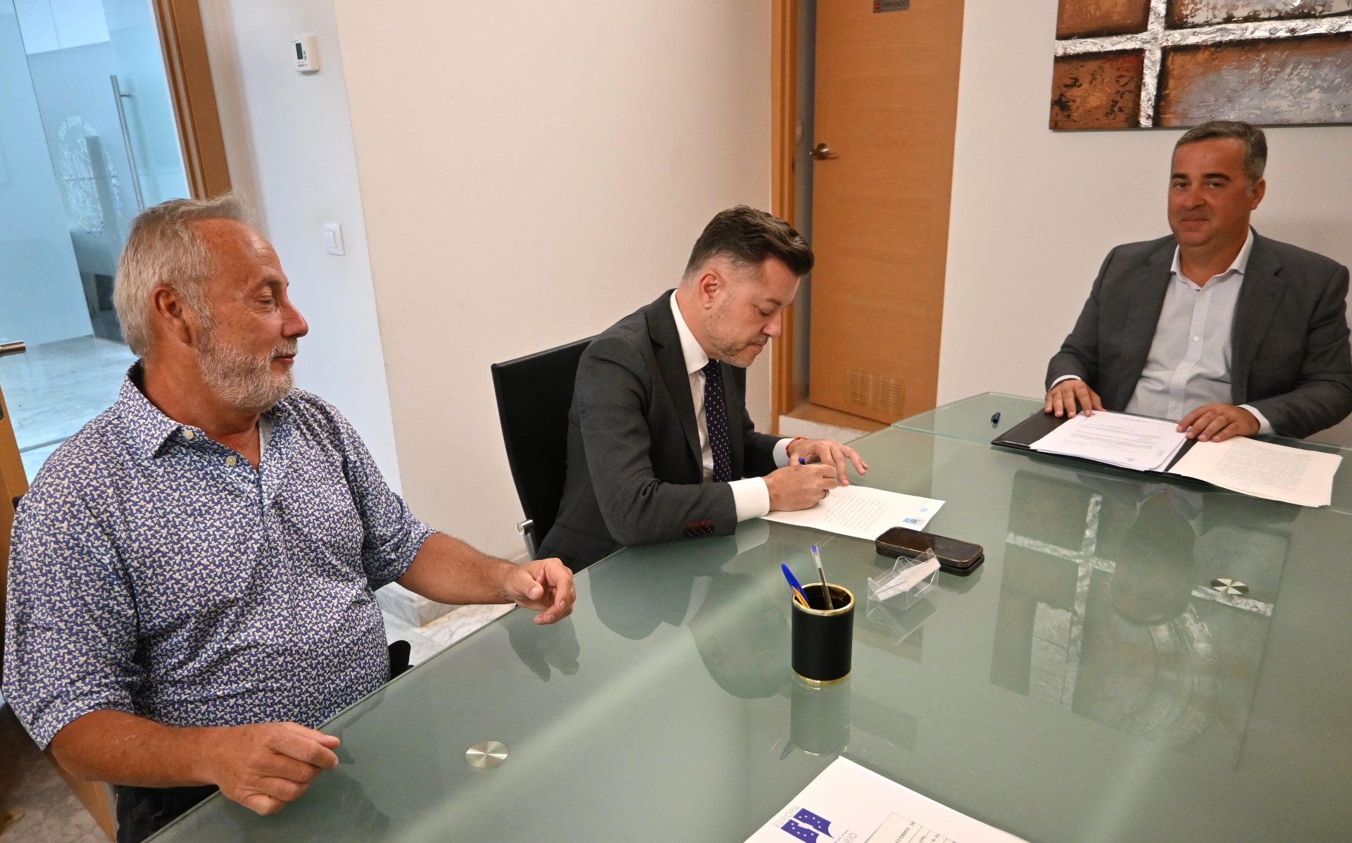 Teodoro Sosa en el centro durante la firma del acuerdo con la familia Samsó en Notaría - NorteGranCanaria -