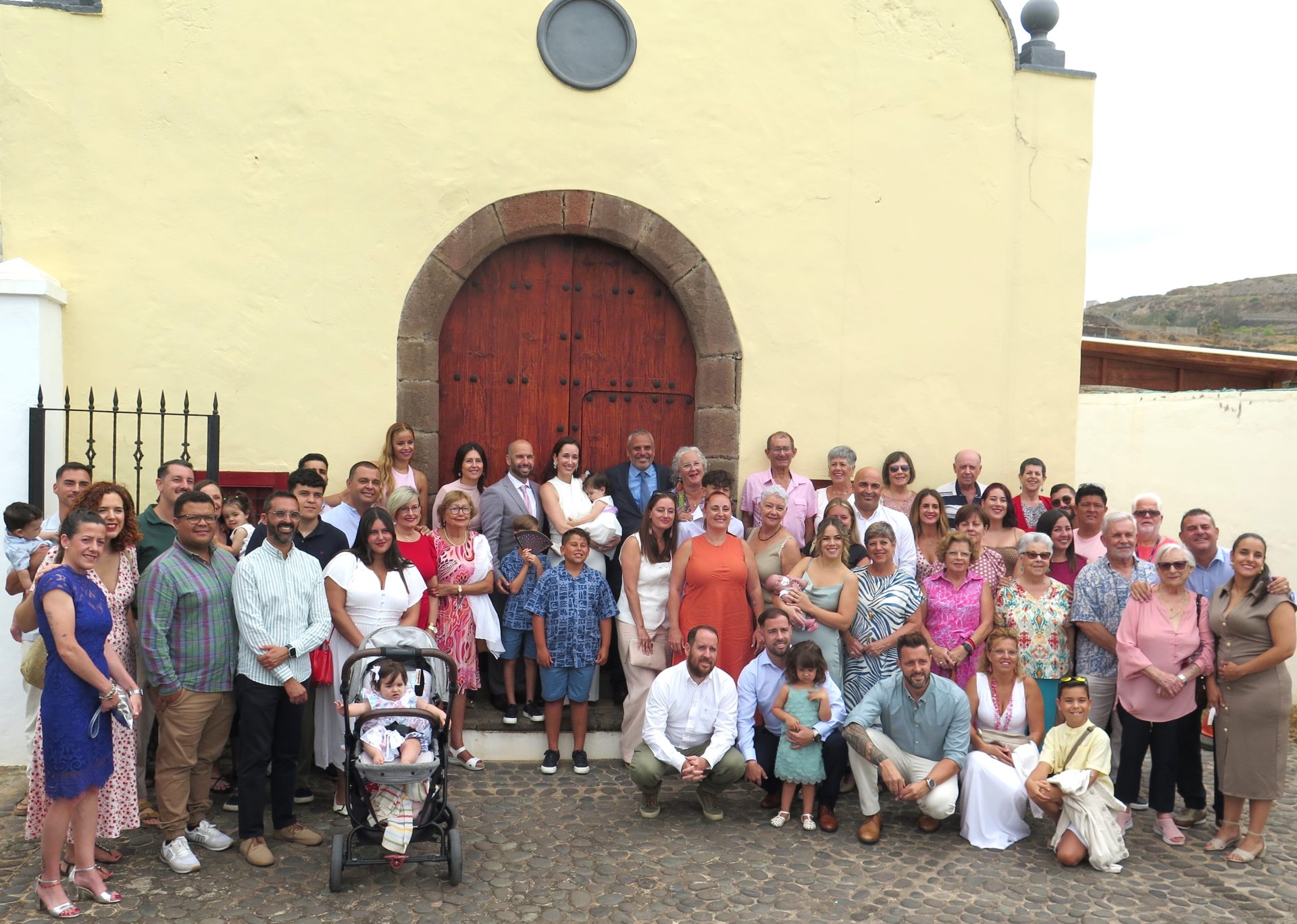 Foto de familia de todos los asistentes a la ceremonia en el frontis de la antigua ermita de San Sebastián 1 - NorteGranCanaria -