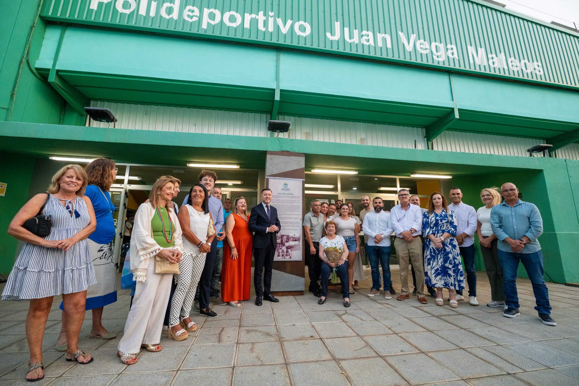 Foto de familia en el descubrimiento de la placa a Juan Vega Mateos - NorteGranCanaria -