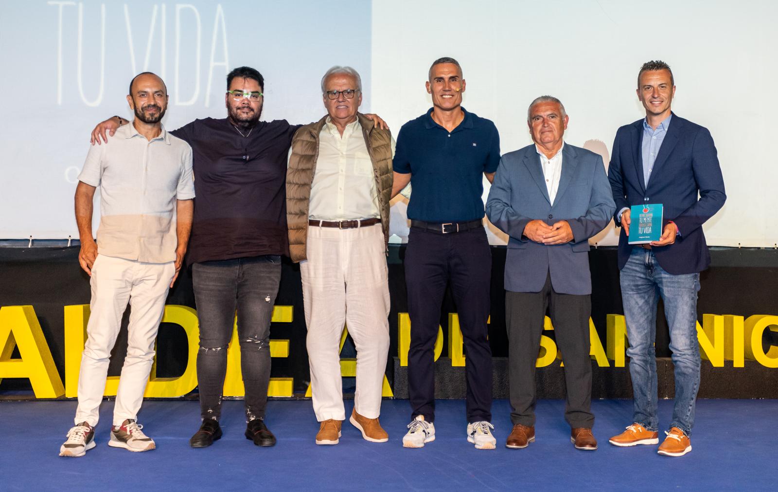 Presentación del libro en la Aldea foto de Familia - NorteGranCanaria -