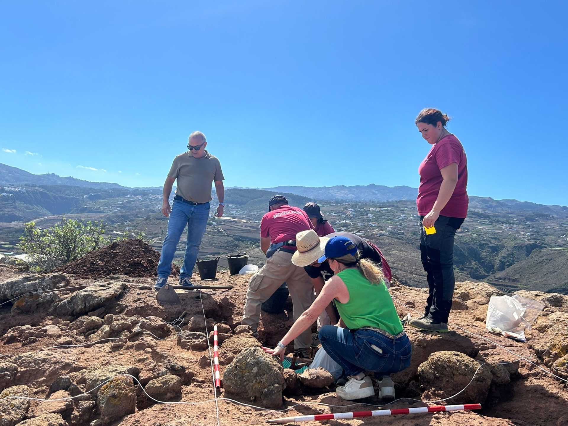 El concejal de Cultura y Patrimonio Histórico Julián Melián durante una visita a los trabajos en el Tagoror de El Gallego - NorteGranCanaria -