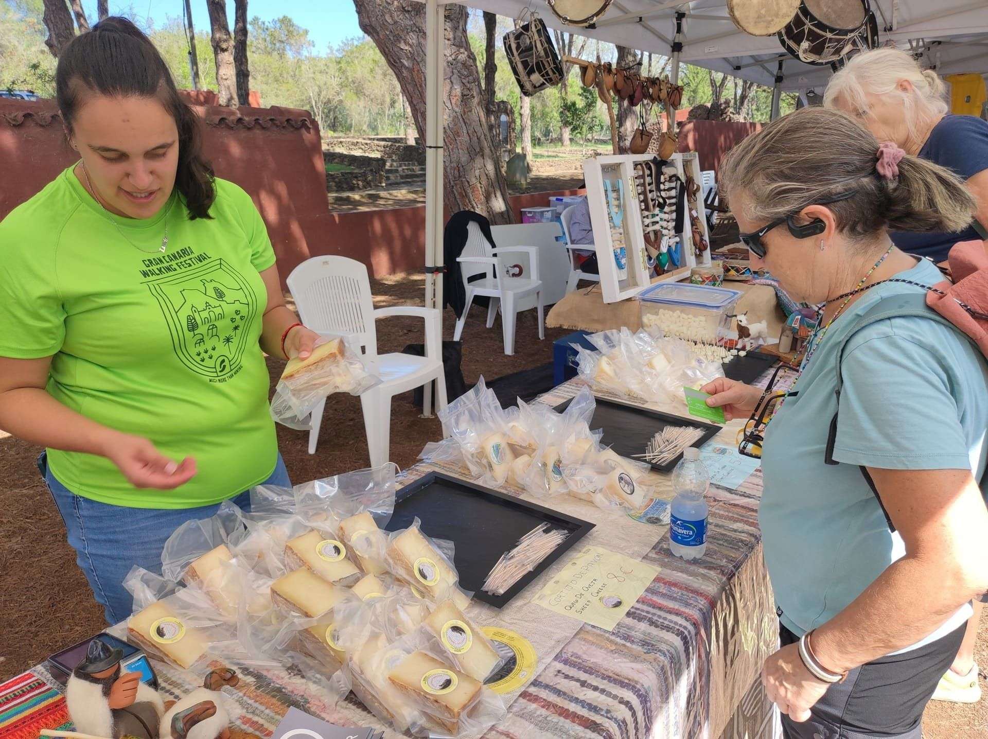 Participantes en la ruta de senderismo junto a unos de los puestos de queso de Guía instalado para la ocasión en el Área Recreativa de Santa Cristina 2 - NorteGranCanaria -