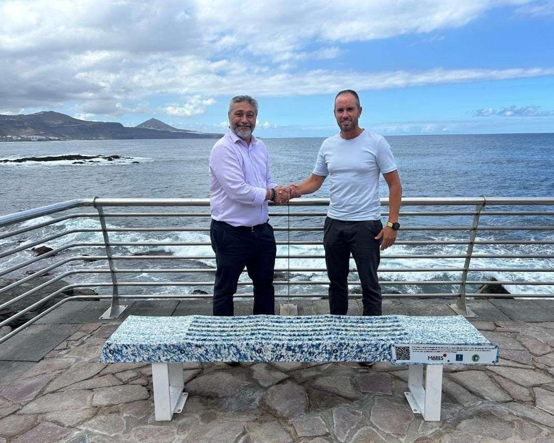 Mares Circulares entrega a Arucas un banco fabricado con plástico recogido del mar por sus voluntarios en reconocimiento a su compromiso medioambiental