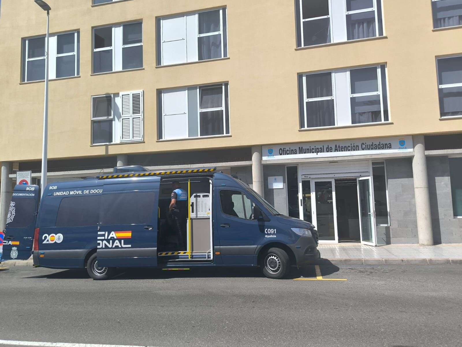 La Unidad Móvil del DNI junto a la Oficina de Atención Ciudadana el pasado mes de octubre - NorteGranCanaria -