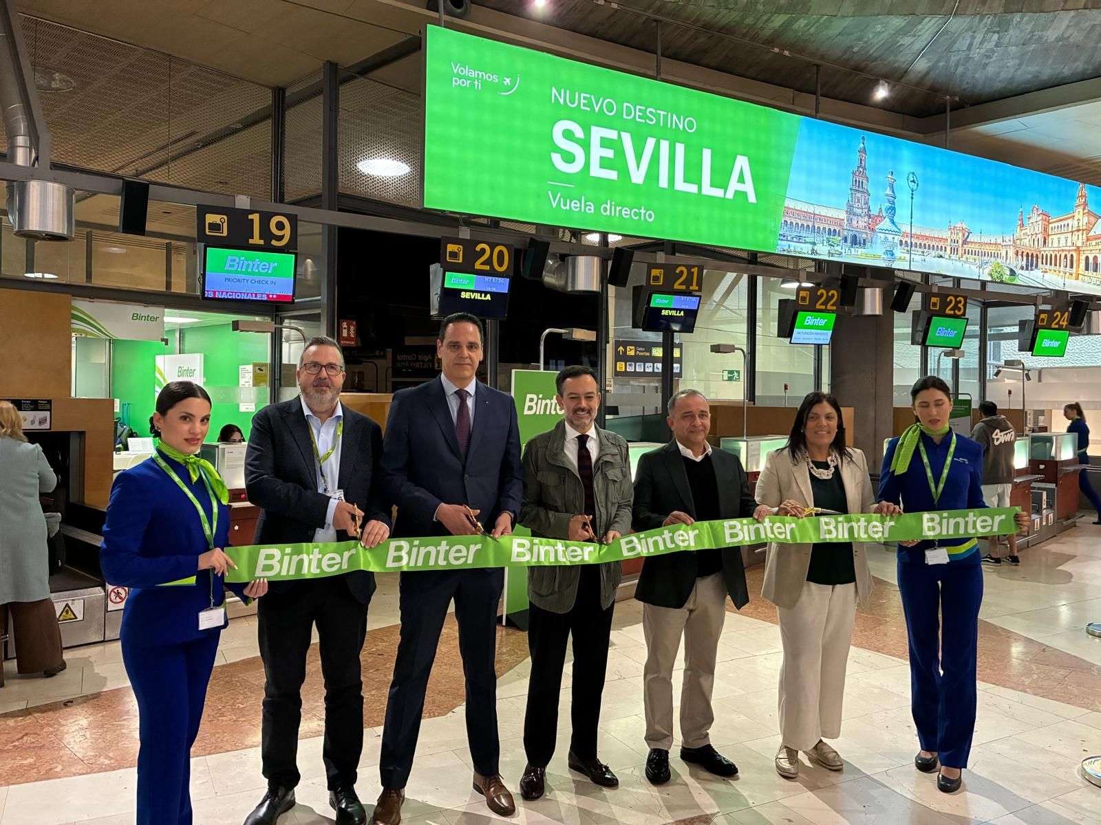 Binter inaugura sus vuelos a Sevilla y la conexión directa de Badajoz con Tenerife