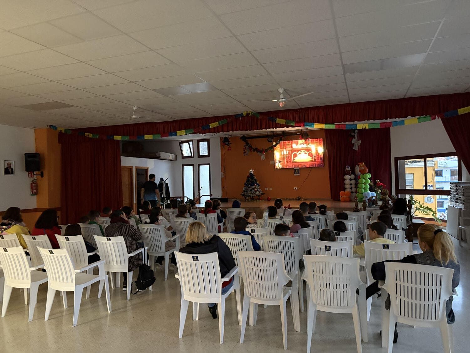Tarde de cine navideño en la Asociación de Vecinos El Labrador de San Isidro