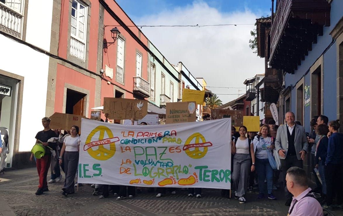 Teror conmemoró el Día escolar de la No Violencia y la Paz con una manifestación del IES