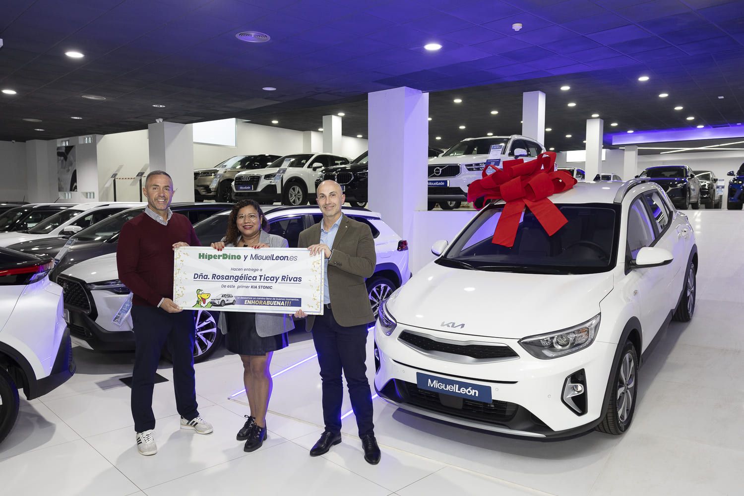 HiperDino y Miguel León arrancan 2026 “a toda rueda” con la entrega del primer vehículo regalo del sorteo entre los clientes de la cadena de supermercados
