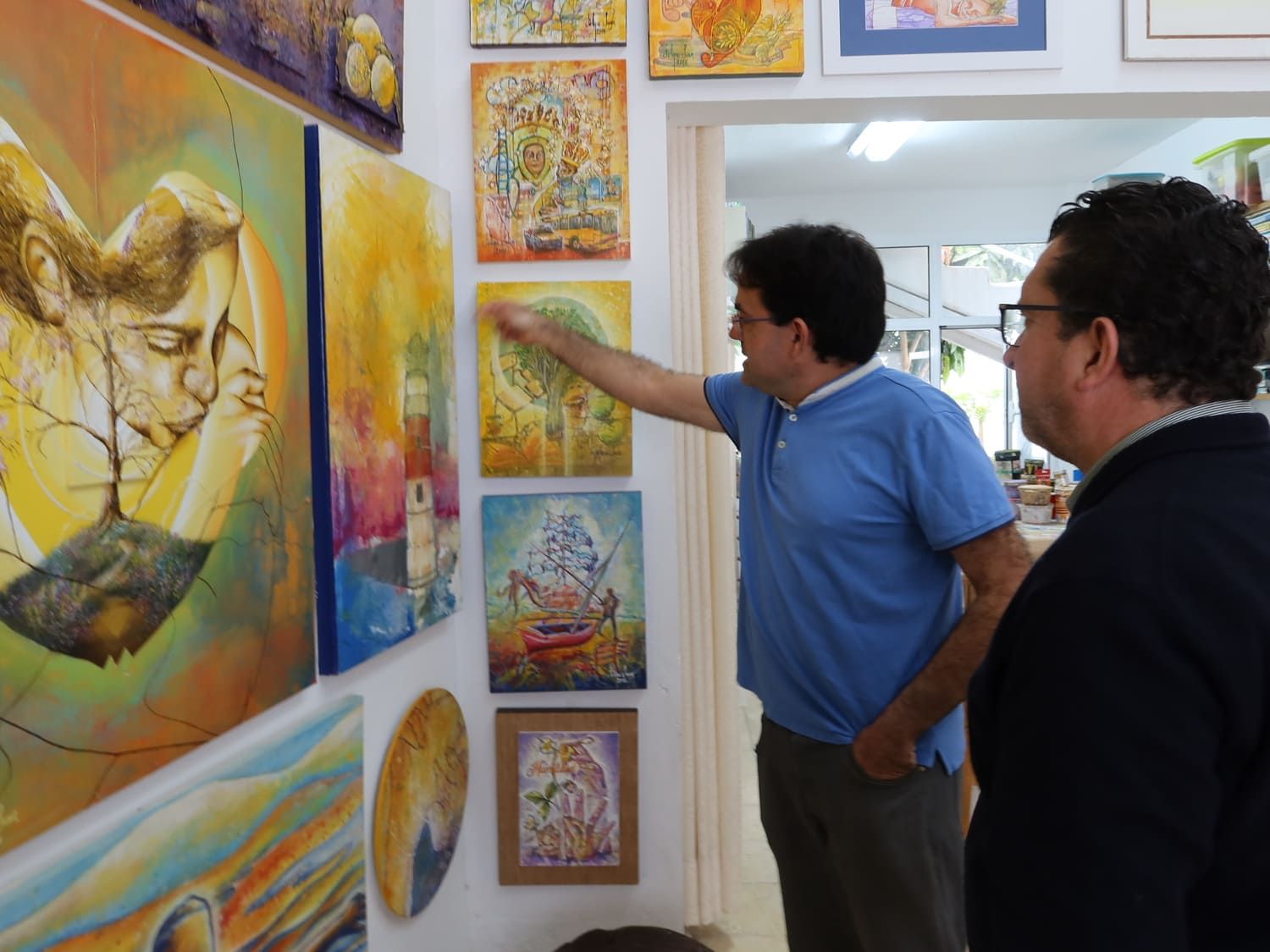 El alcalde de Arucas visita el estudio del artista Felipe Juan