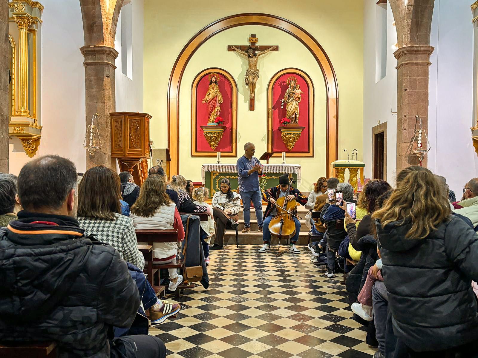 El Festival Altos de Gáldar arranca con éxito en Caideros pese a la lluvia, entre versos y tradición
