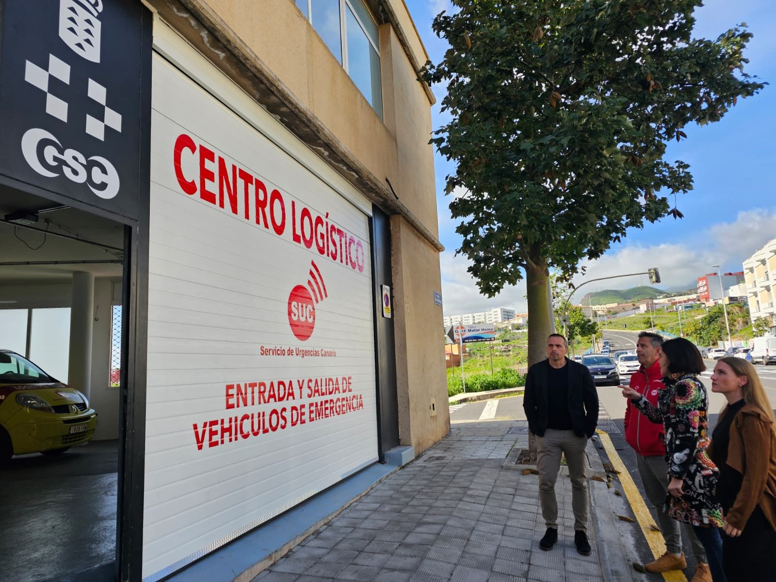 El director del Servicio Canario de la Salud, Adasat Goya, visita el nuevo centro de logística sanitaria del SUC