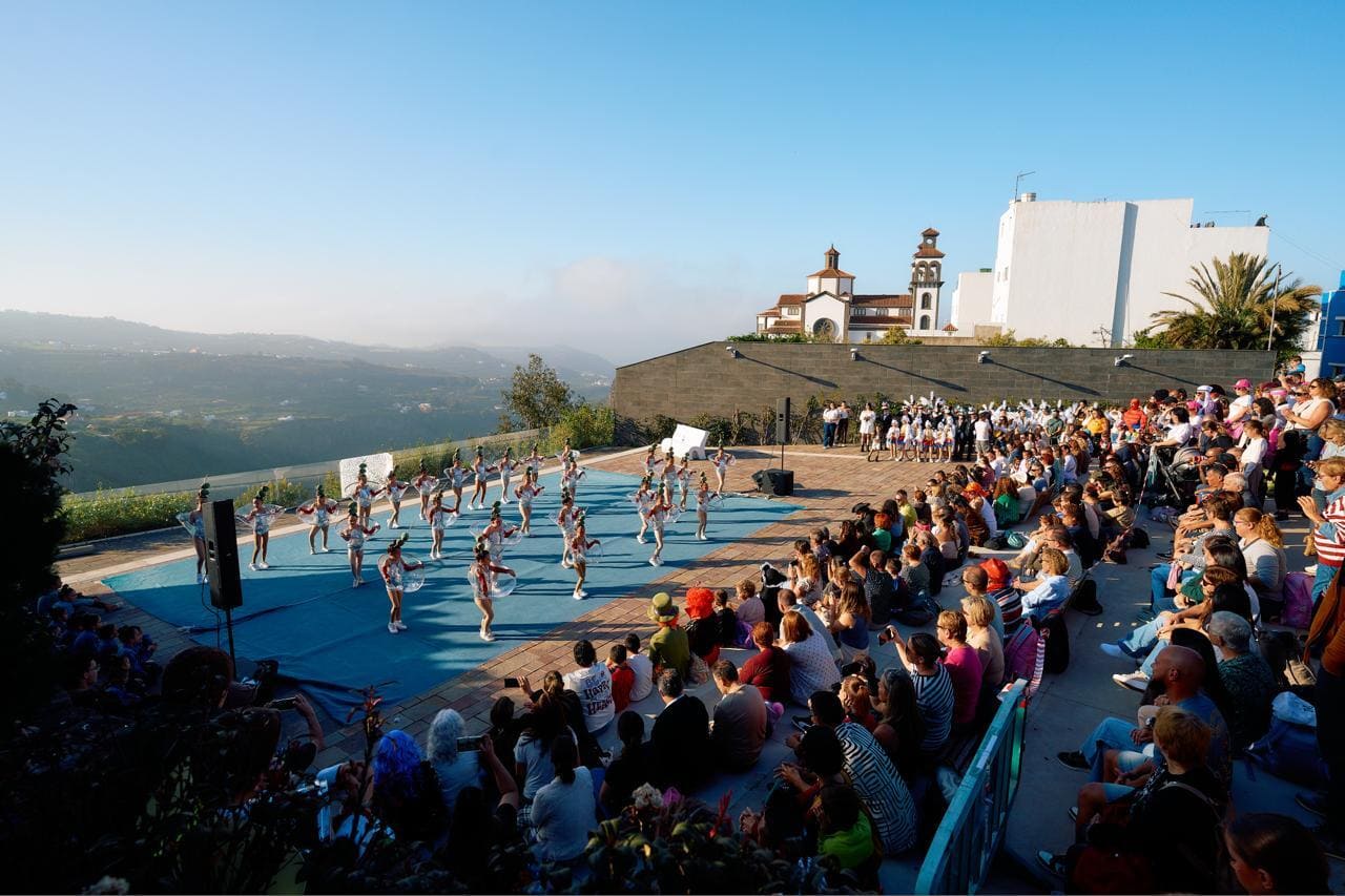 Las mascaritas invaden y llenan de alegría el casco de la Villa de Moya