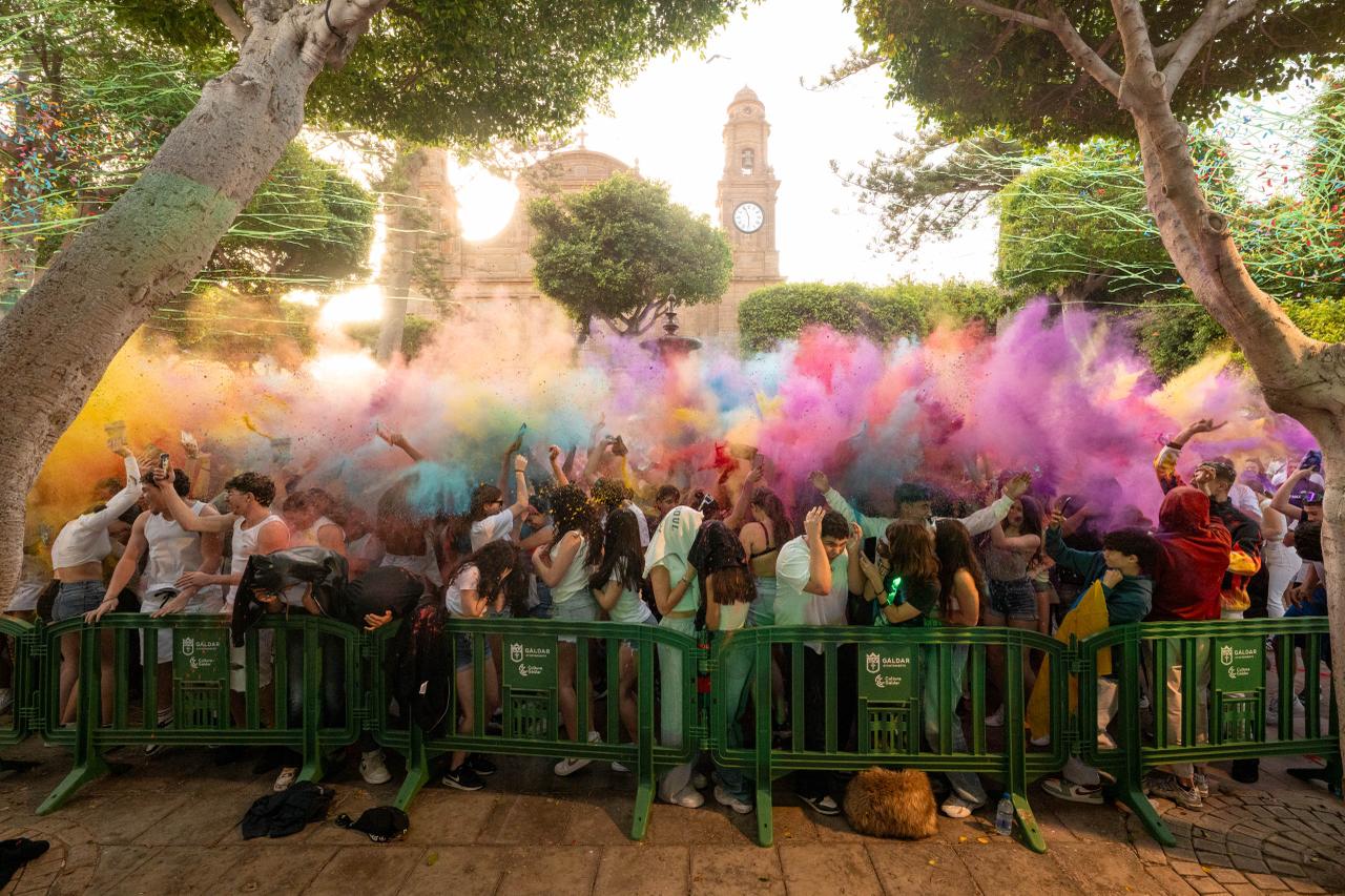 El Carnaval con más color se da cita en Gáldar