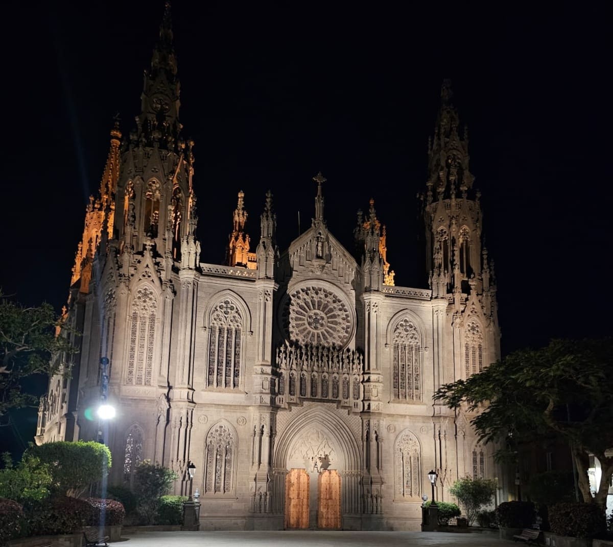 Fachadas doradas en Arucas por el Día Internacional del Cáncer Infantil