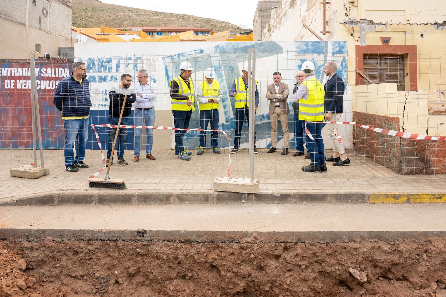 Gáldar avanza en la recuperación de la playa de Martorell con el 50% de la tubería instalada para desviar aguas a la depuradora de Bocabarranco