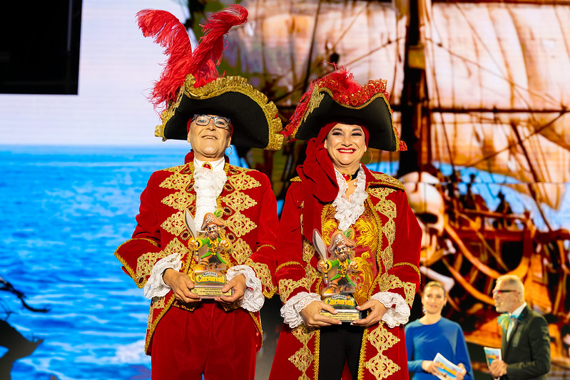 El pregón de “las viudas” y el pasacalles anunciador inauguran el Carnaval de Gáldar 2026