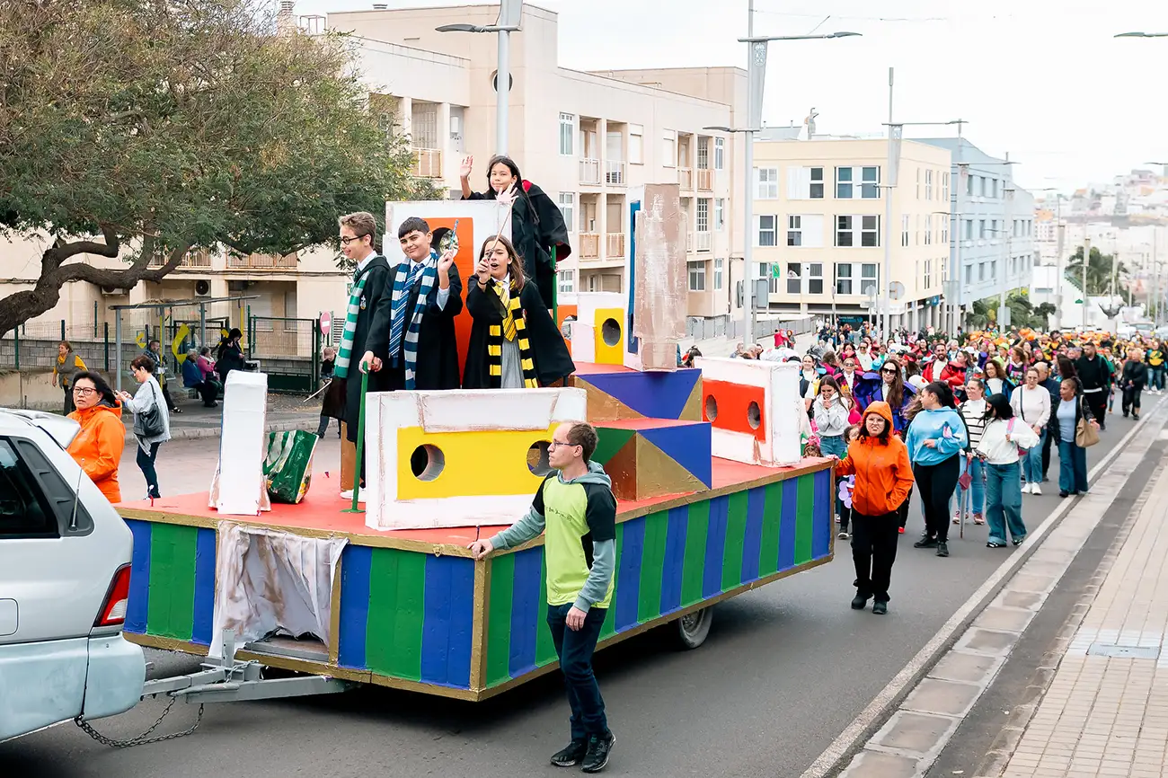Cerca de un millar de escolares llenan de color, alegría y creatividad la Gran Cabalgata Infantil del Carnaval de Guía