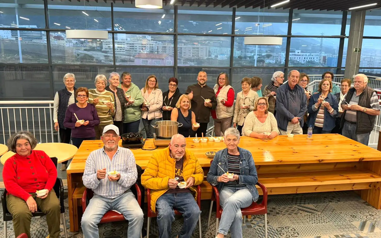 Foto De Familia De Los Participantes En En El Taller De Cocina En Vivo Para Mayores Junto Al Chef Daniesl Castro Espinar Durante La Clausura
