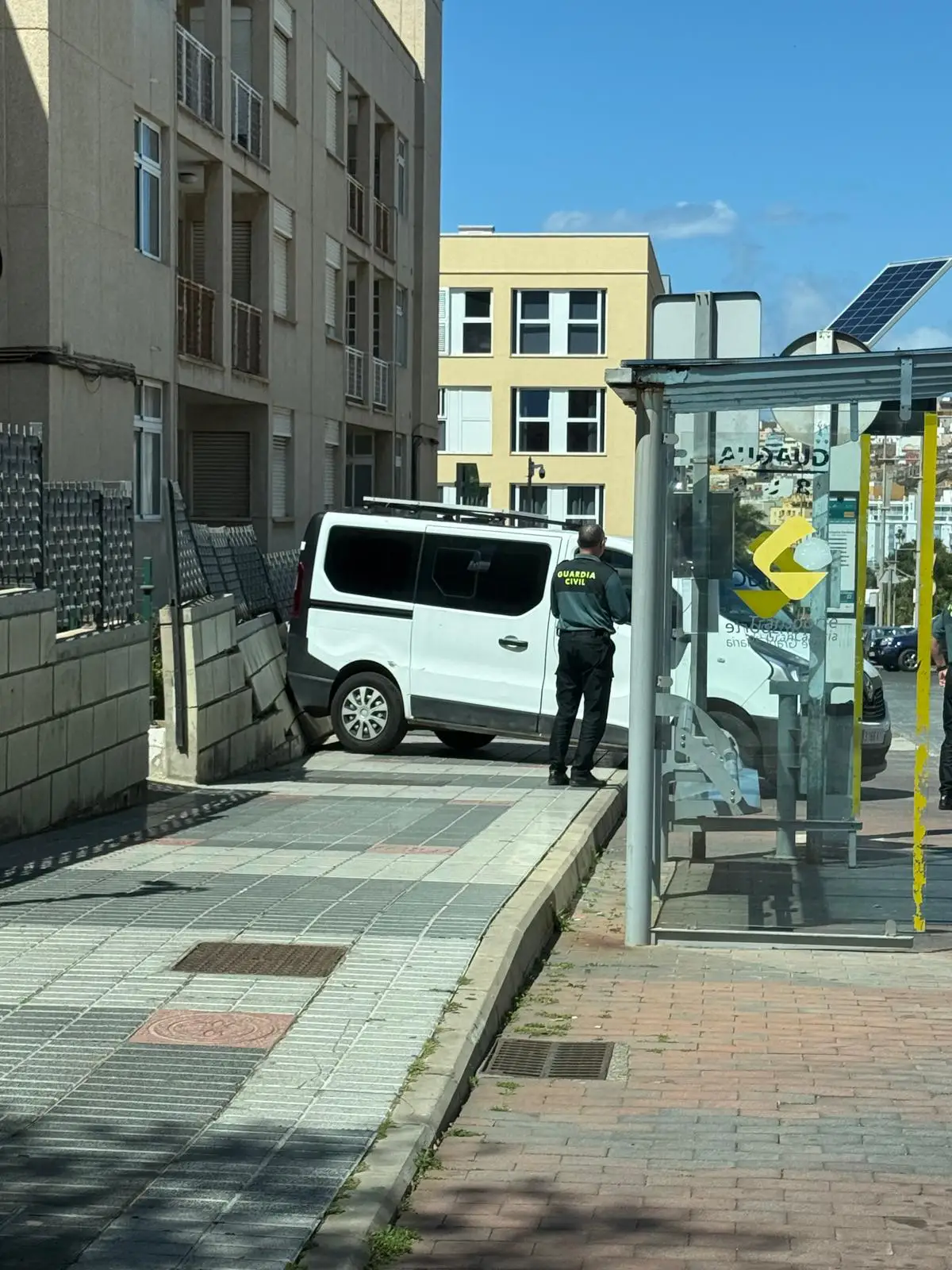 Un furgón sin conductor pierde los frenos, cruza la calle Lomo Guillén y se empotra contra el muro de la Casa Cuartel de la Guardia Civil de Santa María de Guía