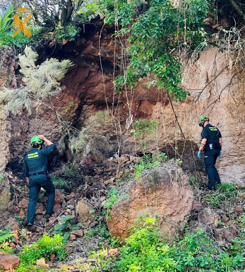 La Guardia Civil interviene ante el hallazgo de posible material explosivo en una cueva de Moya