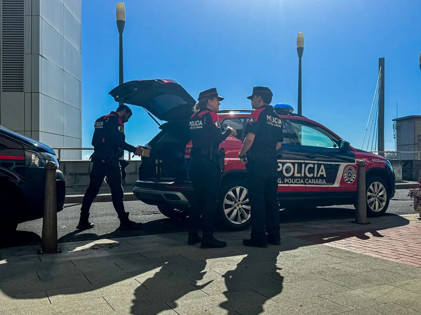 La Policía Autonómica evita que una mujer se precipite al vacío en Gran Canaria