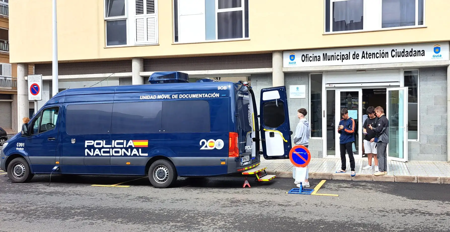 La Unidad Móvil De La Policía Nacional Instalada Junto A La Oficina De Atención Ciudadana