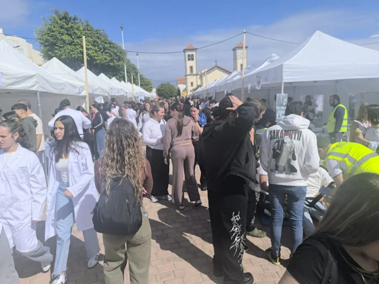 La Asistencia A Esta Edición De La Muestra De Profesiones Celebrada En La Plaza De La Atalaya Fue Masiva. Copia