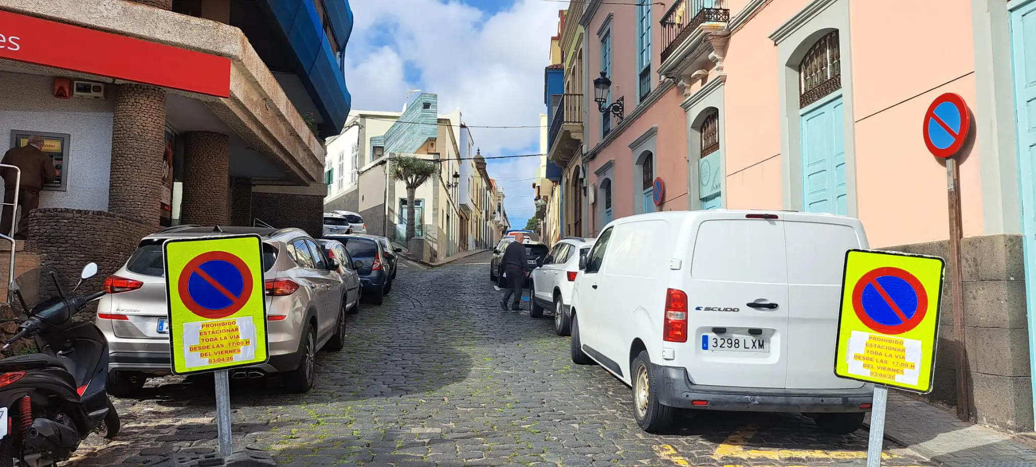 Señalización En La Calle Médico Estévez, En El Centro Histórico, Que Acoge Parte Del Recorrido De La Procesión Magna De Este Viernes