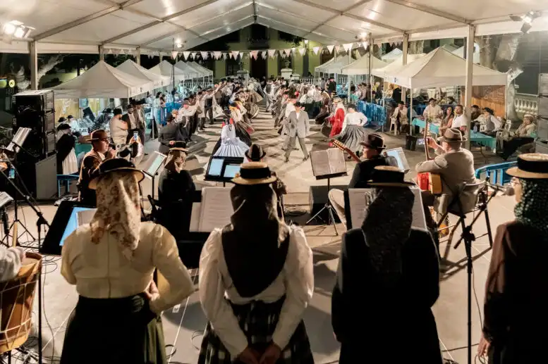 El Baile del Queso llena de folclore la Plaza Grande de Guía en la antesala del día grande