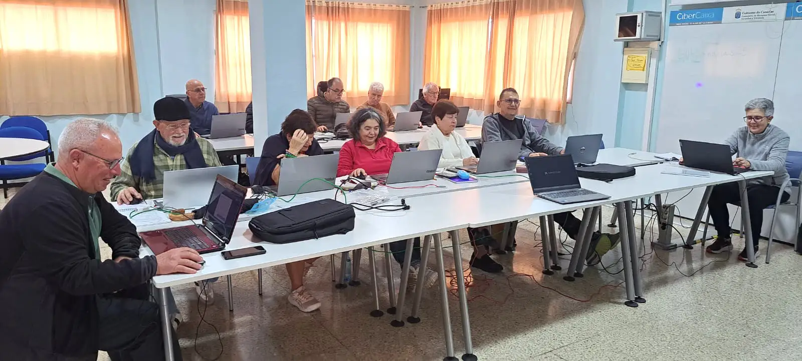 El Centro De Mayores De Guía Cuenta Con Un Aula De Informática Para Los Cursos De Competencias Digitales