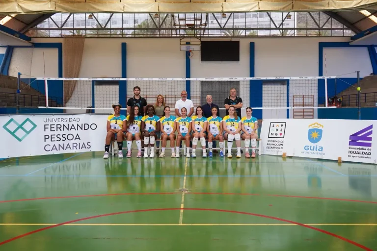 El Alcalde, Alfredo Gonçalves Ferreira, Junto A Nayra Pérez, Antonio Rodríguez, Las Jugadoras Y El Equipo Técnico Del Guía Cdv Universidad Fernando Pessoa Canarias (3)