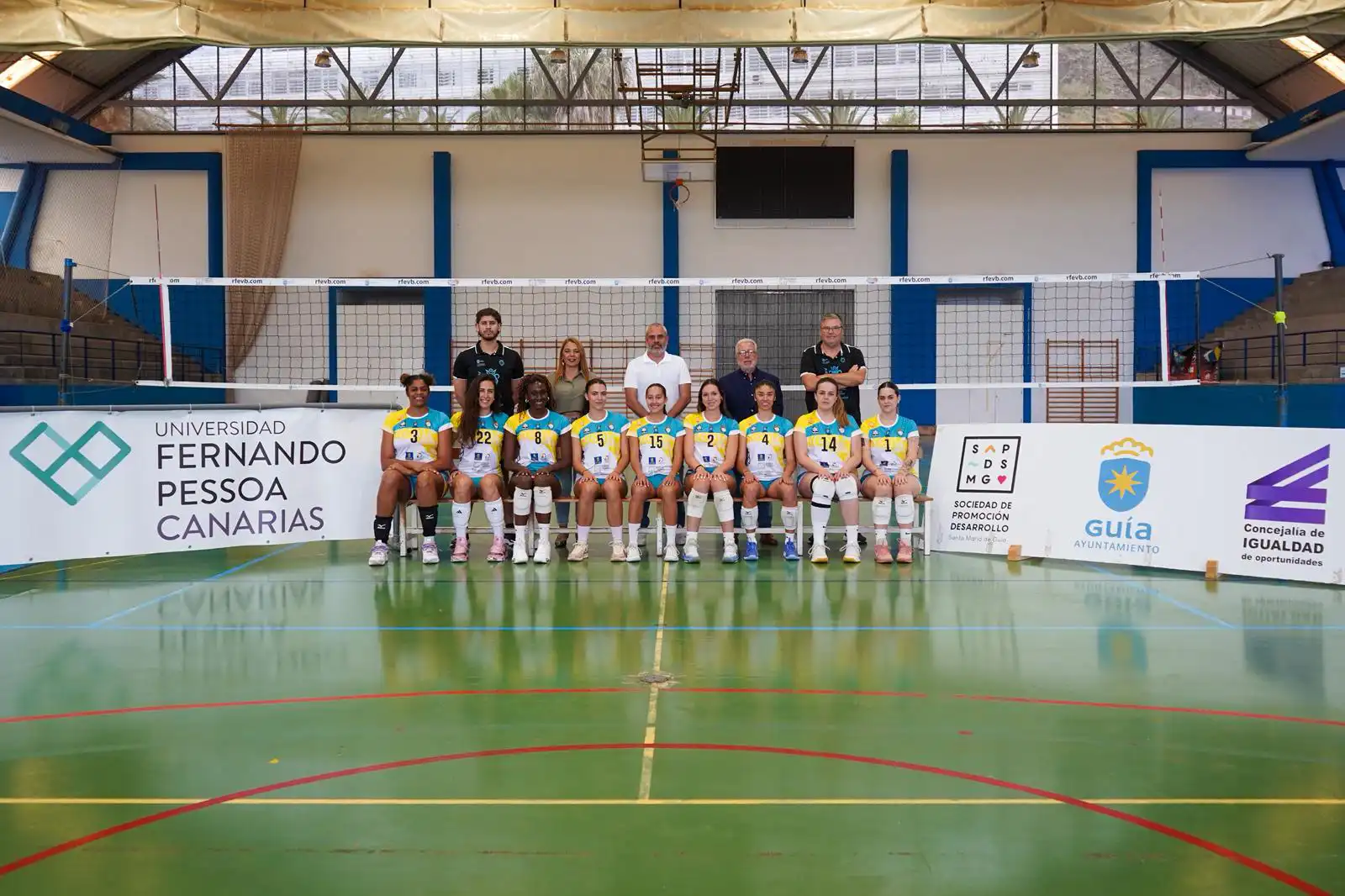 Guía arropa al Guía CDV Universidad Fernando Pessoa Canarias en su camino hacia la élite del voleibol nacional