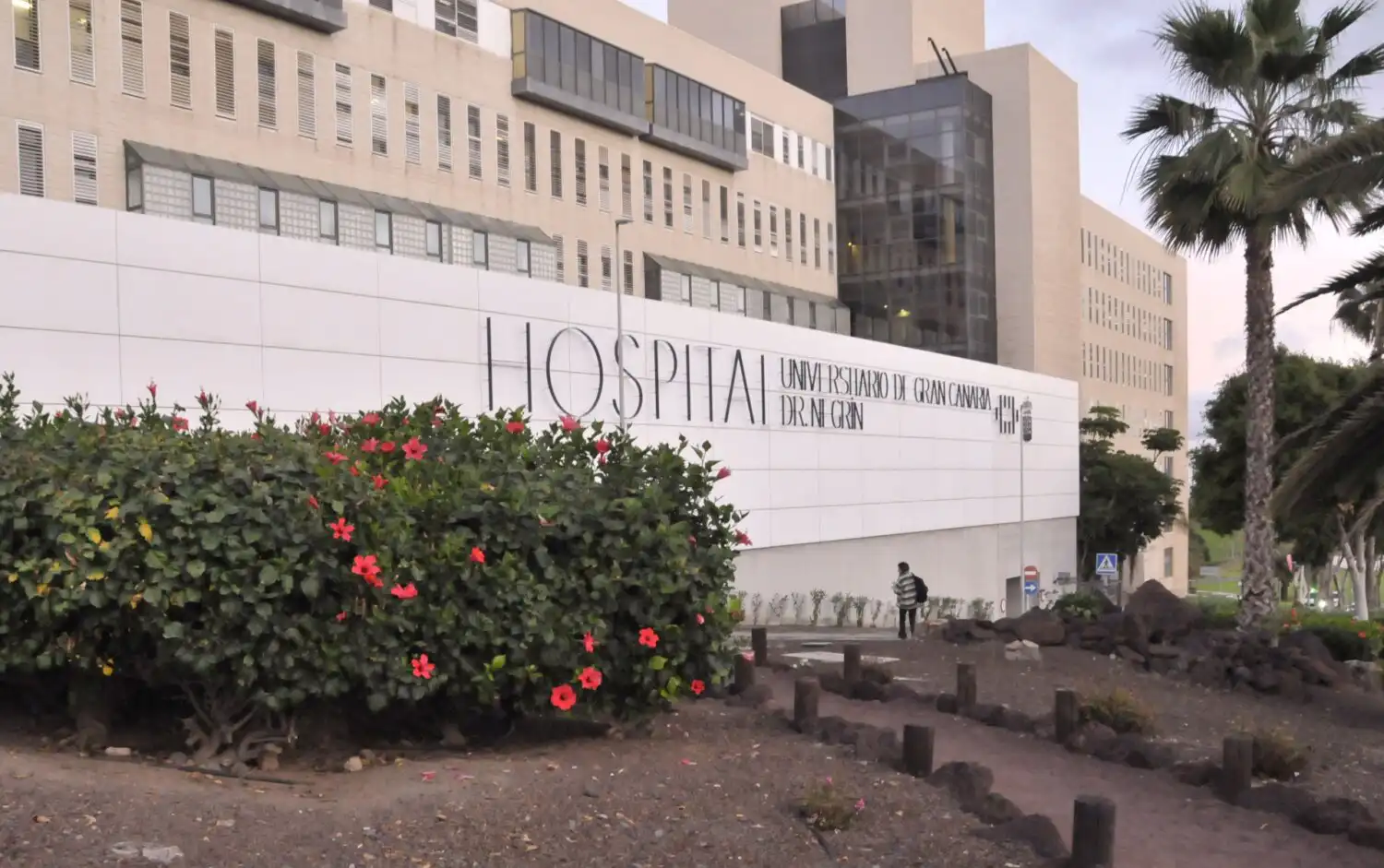 El teléfono que solo suena para confirmar: el vacío de empatía en el Doctor Negrín