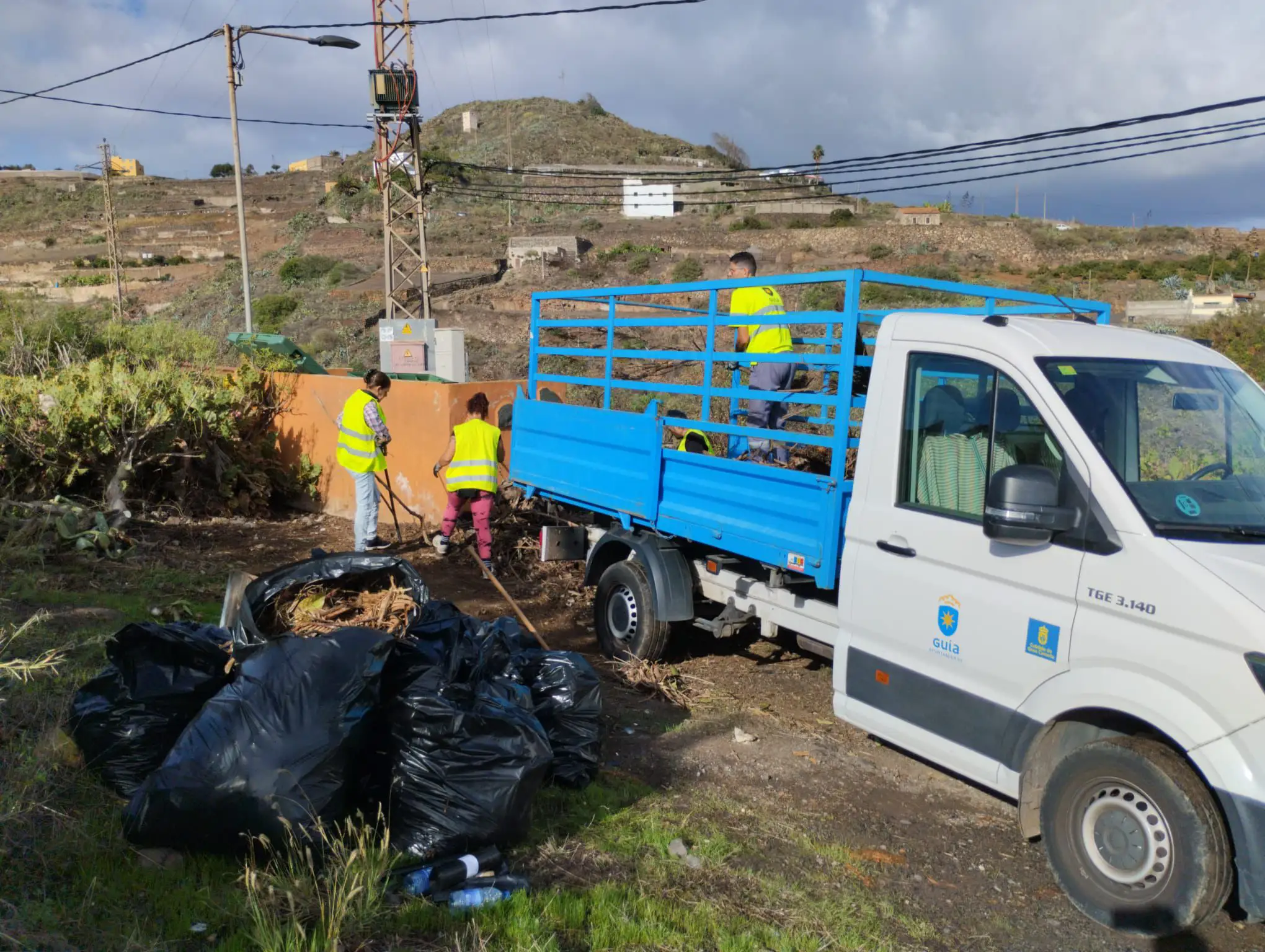 Trabajadores Del Proyecto Construyendo 2026 Realizando Labores De Limpieza
