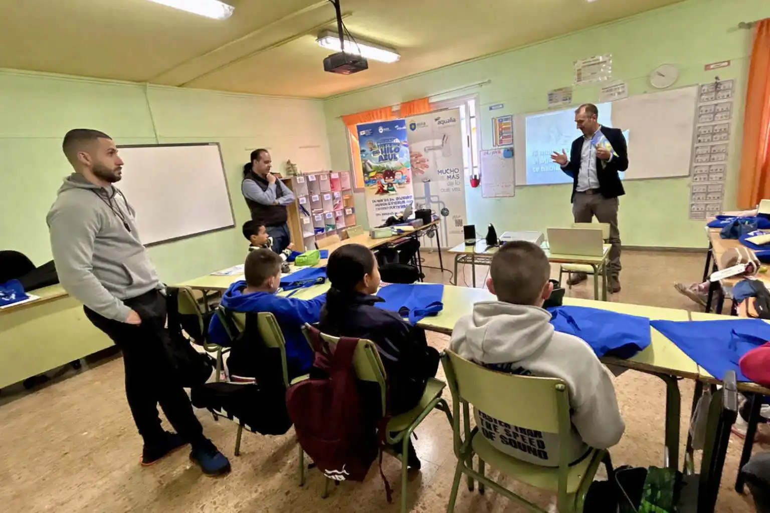 Un Momento De La Visita A Los Colegios Del Concejal De Aguas, José Manuel Santana, Y El Representante De Aqualia, Para Estas Jornadas (2)