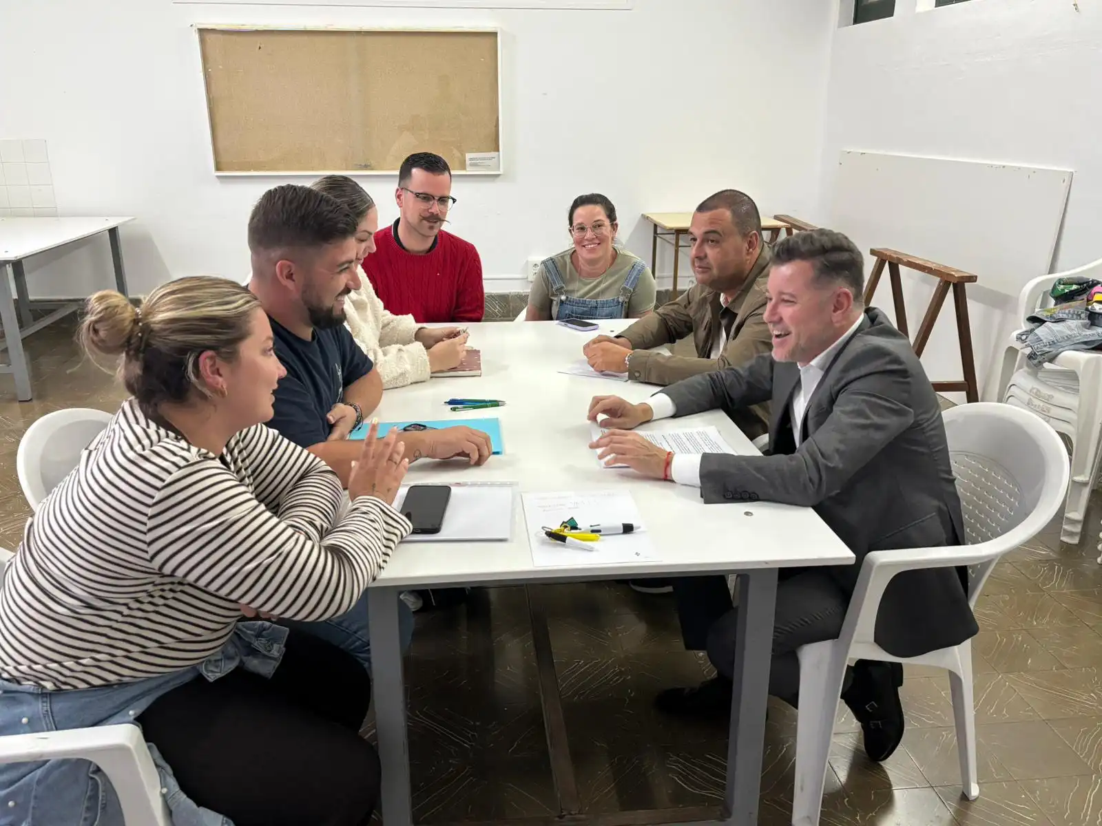 Visita De Teodoro Sosa A La Comisión De Fiestas De La Atalaya Guía