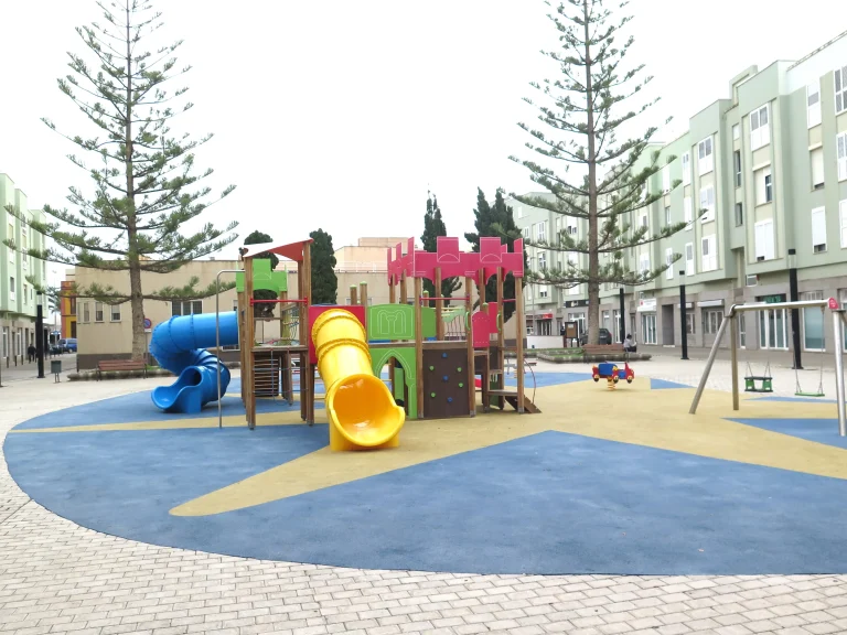 Zona De Juegos Infantiles En La Plaza De Las Huertas, En El Casco De La Ciudad