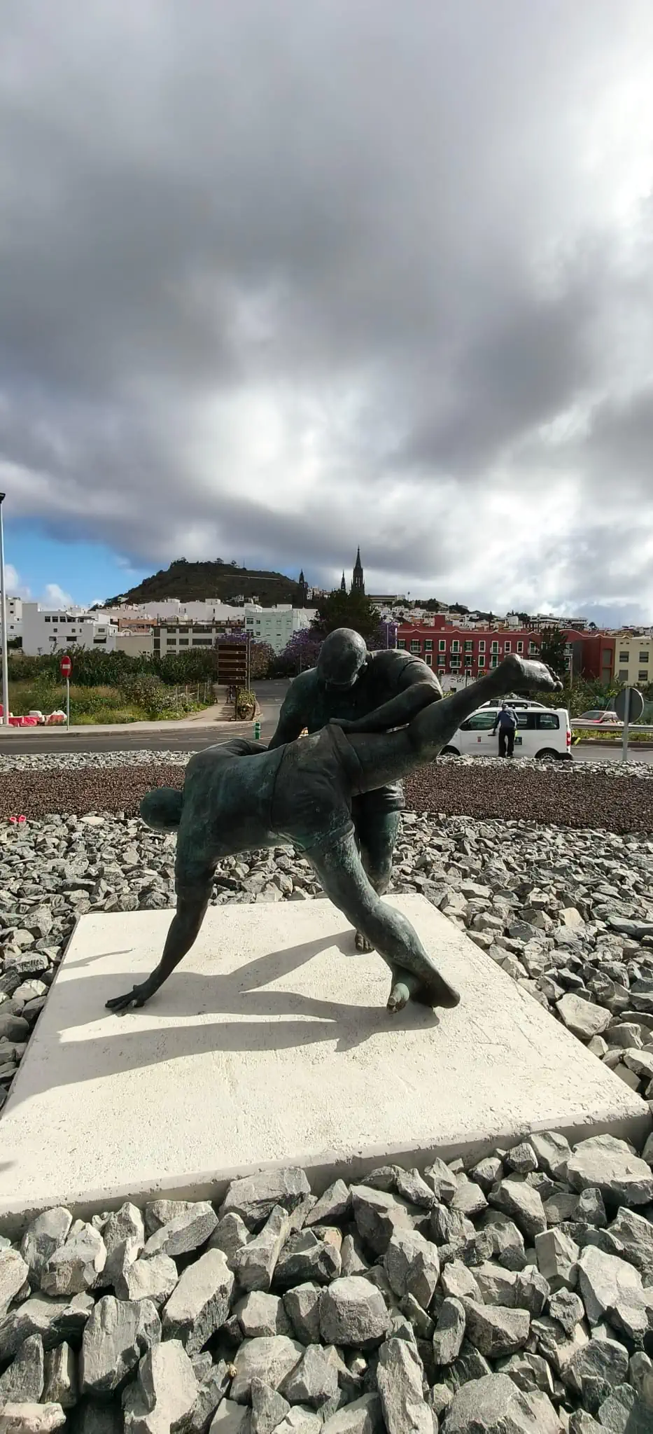 La escultura “La Luchada” decora la nueva rotonda de acceso a Visvique