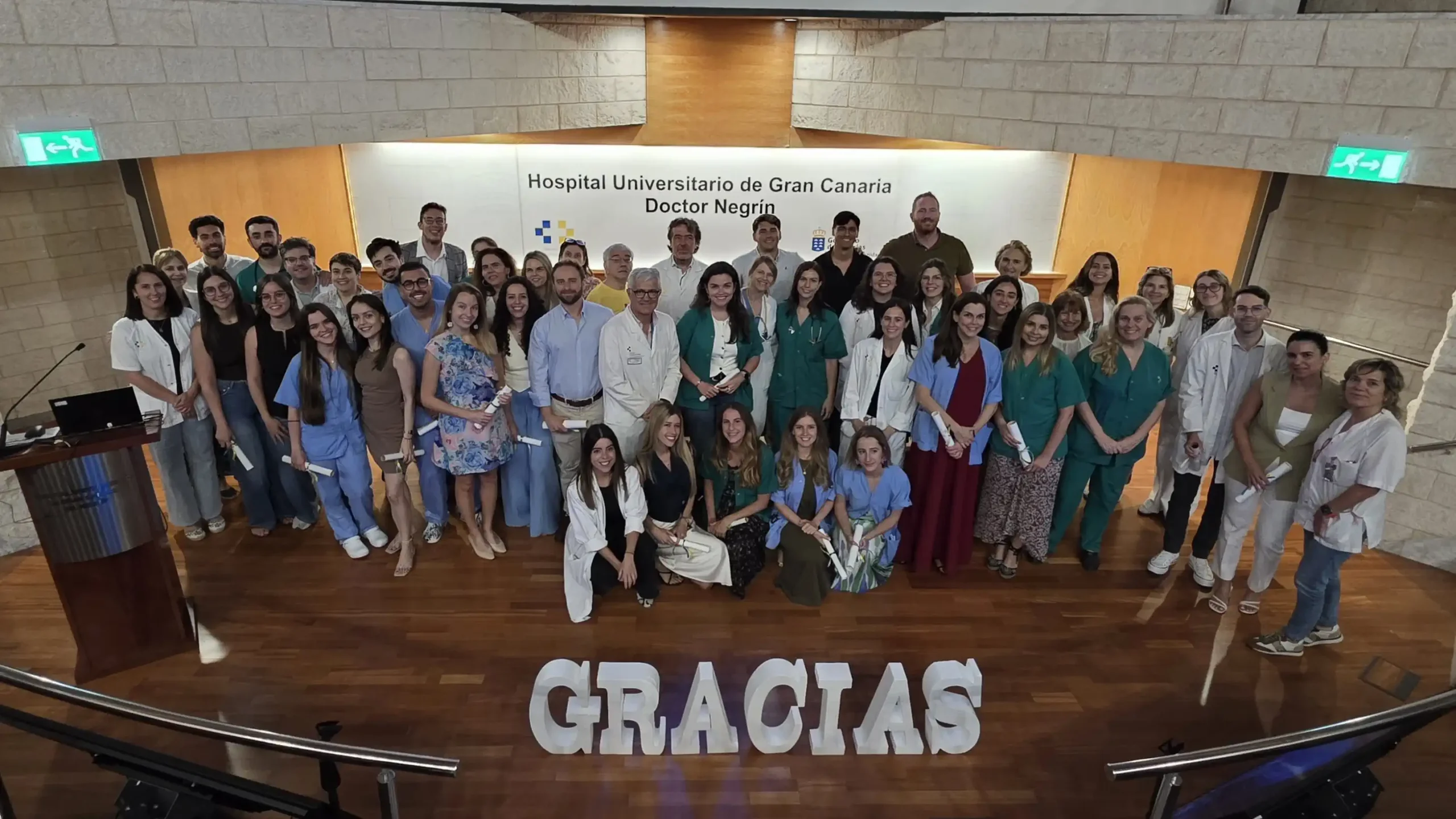 Foto De Familia Con Los Nuevos Especialistas