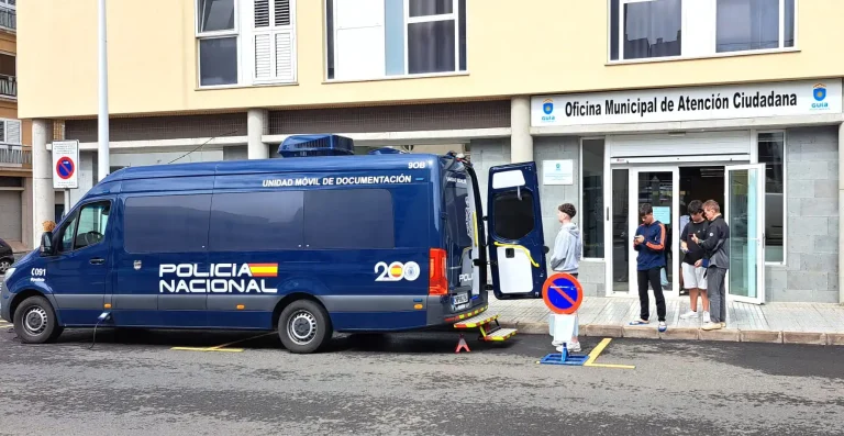 La Unidad Móvil De La Policía Nacional Instalada Junto A La Oficina De Atención Ciudadana