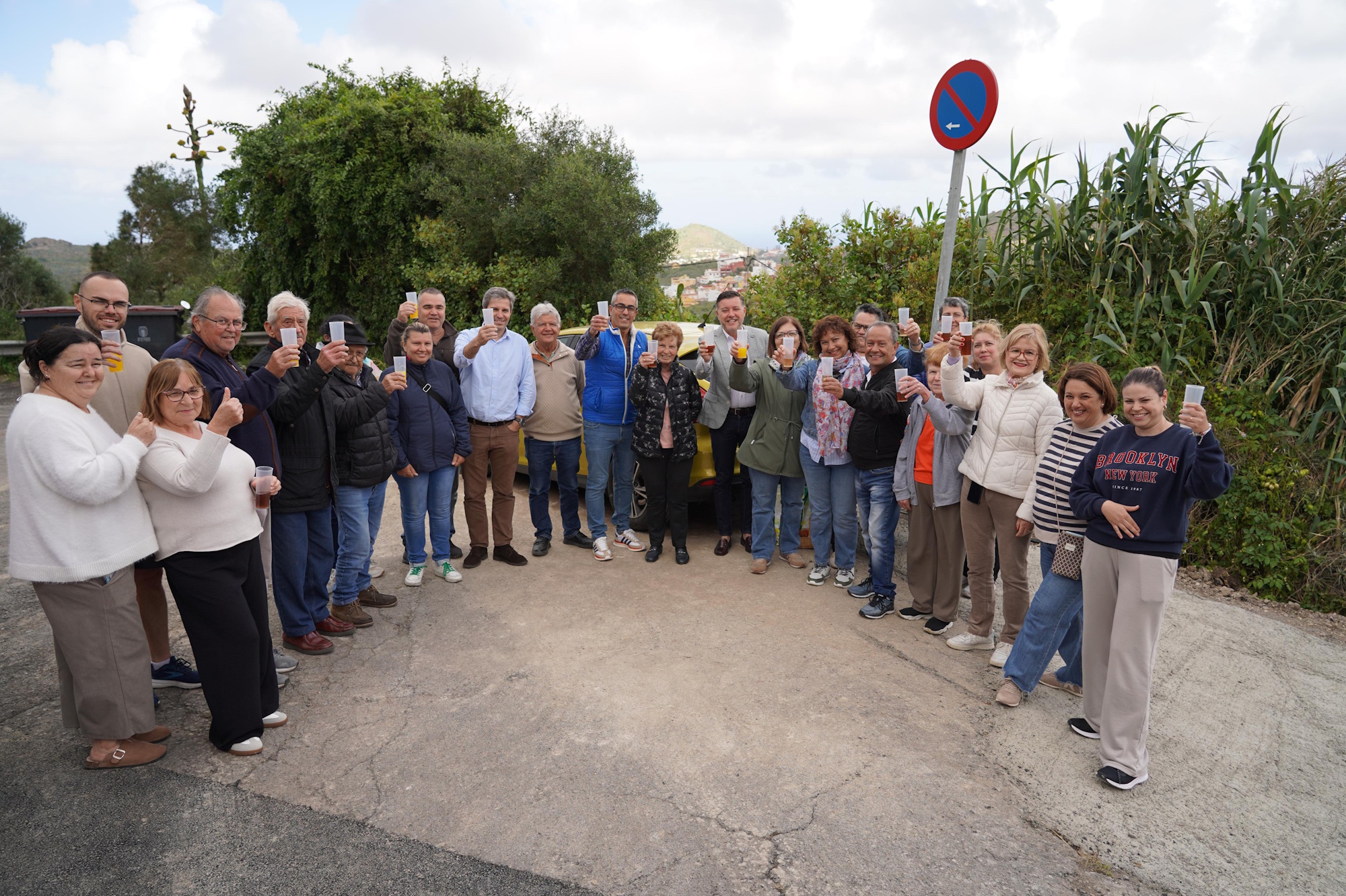 Primero Canarias celebra con los vecinos la puesta en marcha del alcantarillado en Laderas del Roque