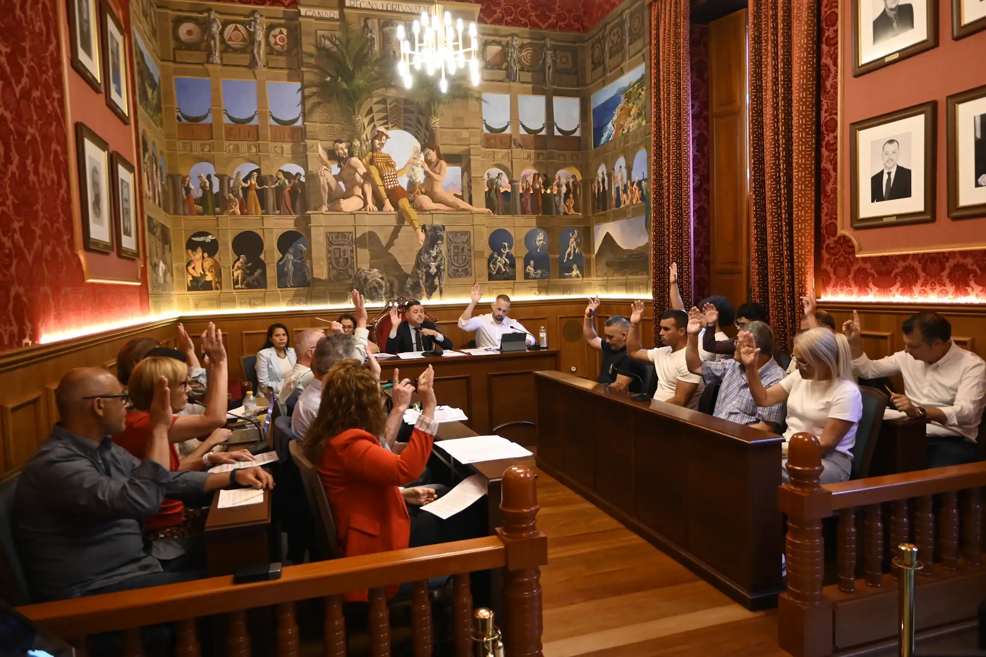 El Pleno aprueba la entrega de las Pintaderas de Oro a 33 hombres y mujeres destacados de Gáldar
