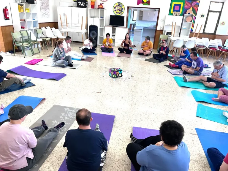 Sesión De Yoga En El Centro Ocupacional Comarcal Santa María De Guía