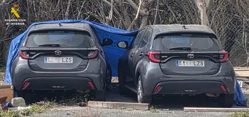 La Guardia Civil detiene a tres personas e investiga a otras dos por los supuestos delitos de robo de vehículo a motor, falsedad en documento oficial y usurpación de estado civil