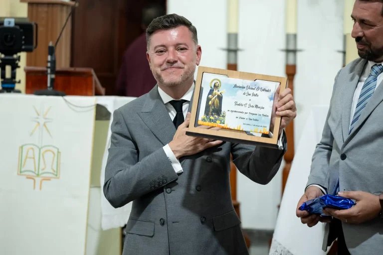 Teodoro Sosa, Alcalde De Gáldar, Recibe De Gerardo Machín Un Detalle De La Av El Labrador Como Pregonero Del 2026