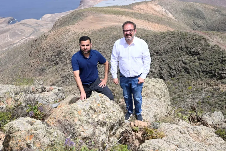 Ulises Miranda Y Raúl García Brink, En Amagro, Junto A Una De Las Especies De Salviablanca, Situada A La Izquierda