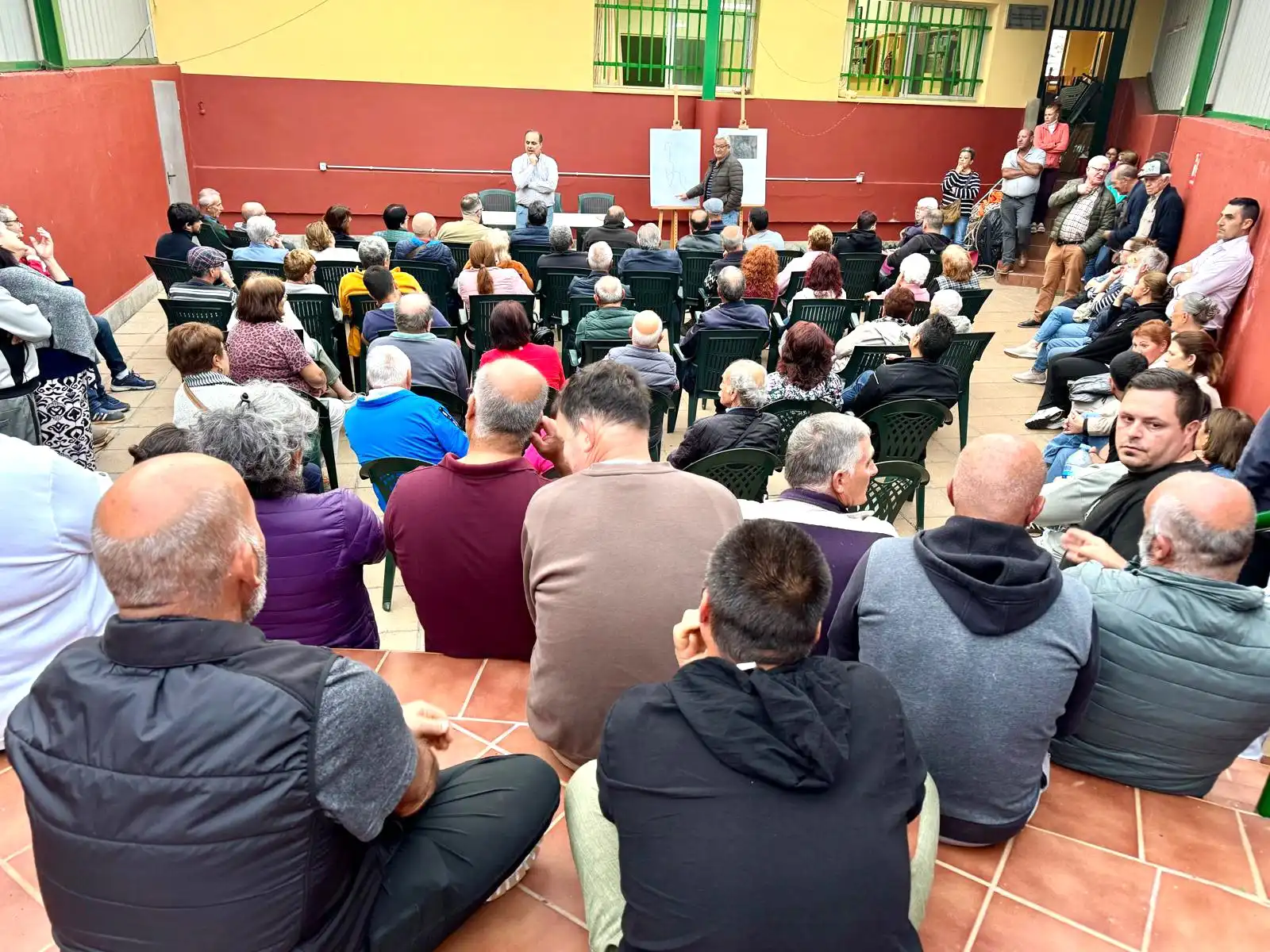 Un Momento Del Encuentro Celebrado Con Los Vecinos En El Local Social De Santa Cristina.
