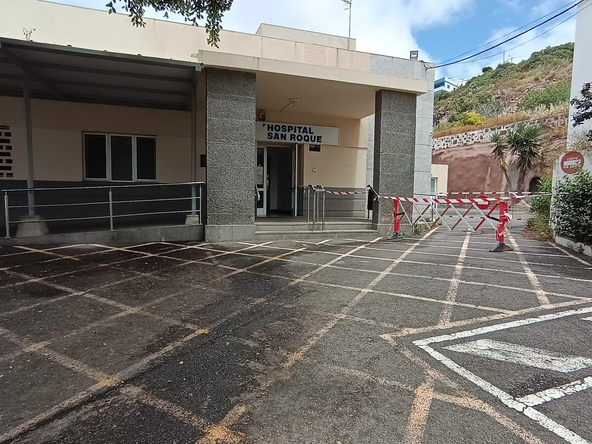 Insalubridad a las puertas del Hospital San Roque en Santa María de Guía: la indignación de los usuarios ante una grave avería desatendida