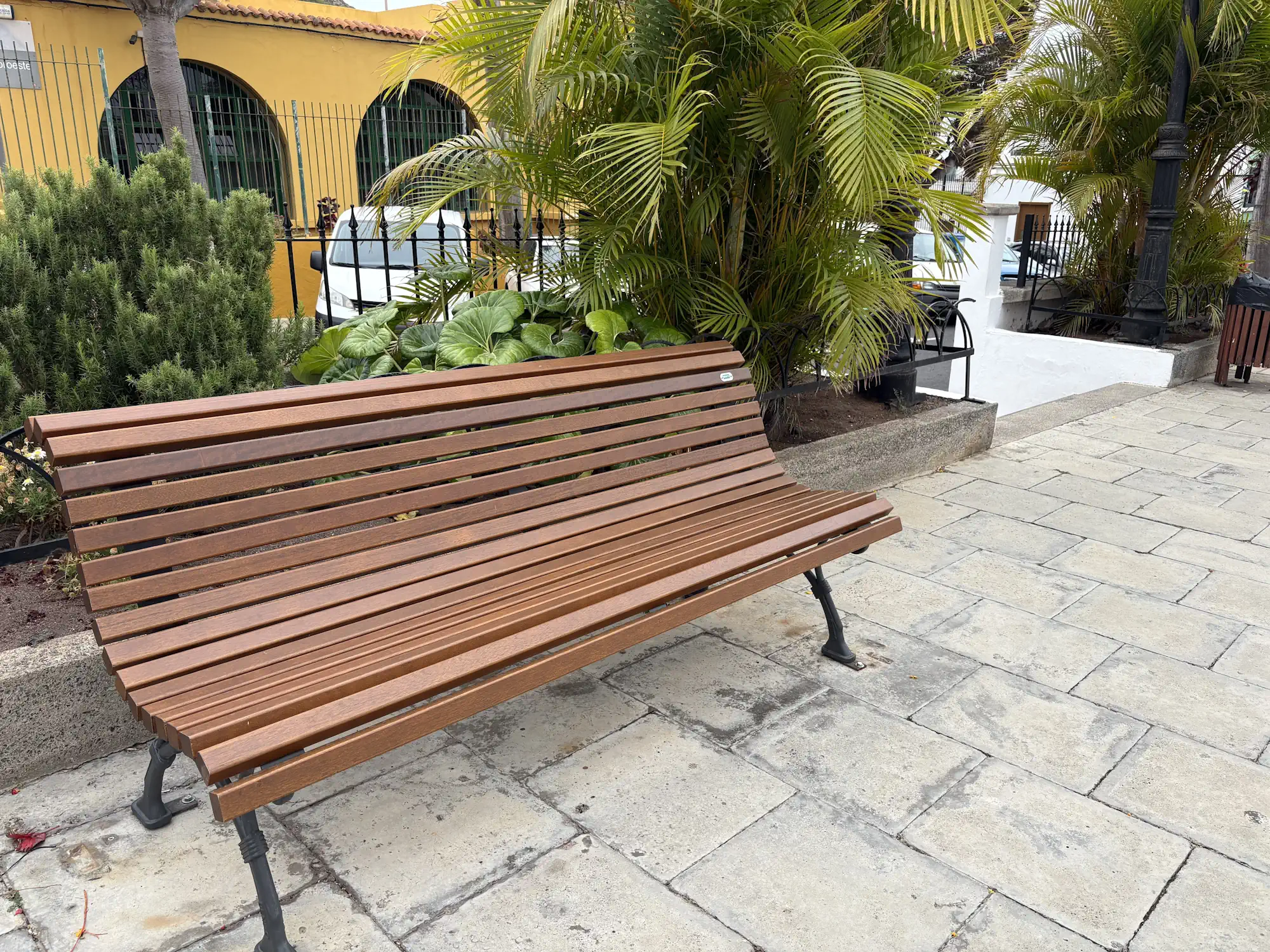 La Asociación de Vecinos El Labrador agradece al Ayuntamiento la renovación de los bancos de la plaza de San Isidro