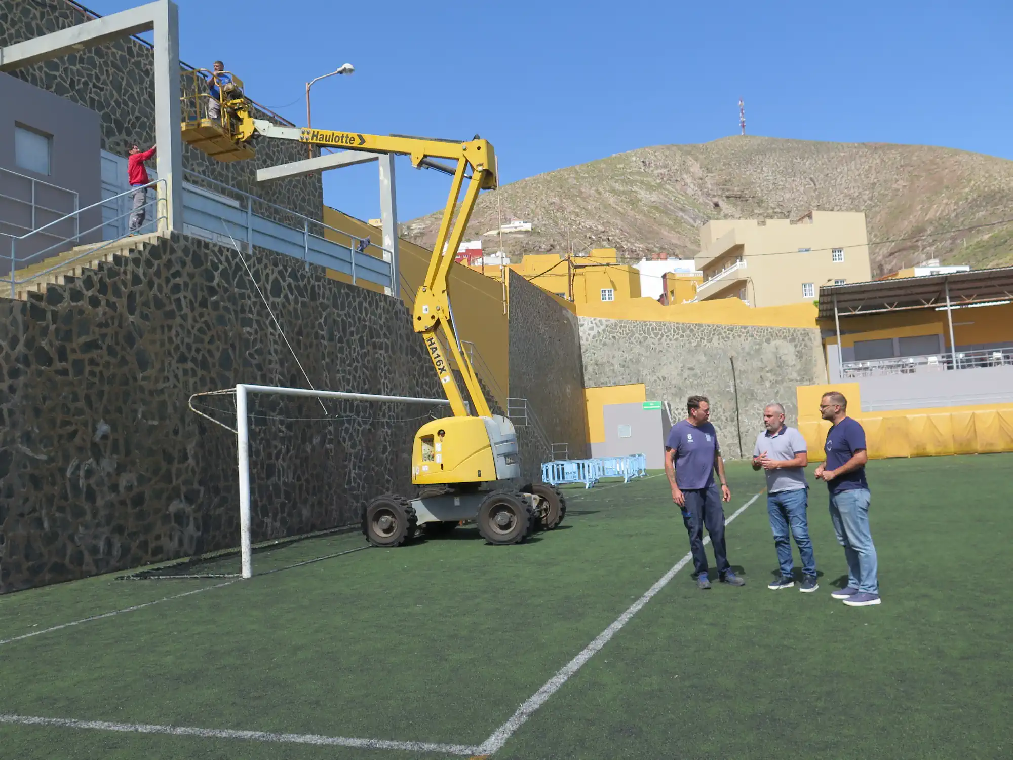 El Alcalde, Alfredo Gonçalves Ferreira, Durante La Visita A Los Trabajos De Mejora En El Campo De Fútbol De La Atalaya